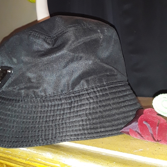 Prada bucket hat never been outside - Picture 4 of 5